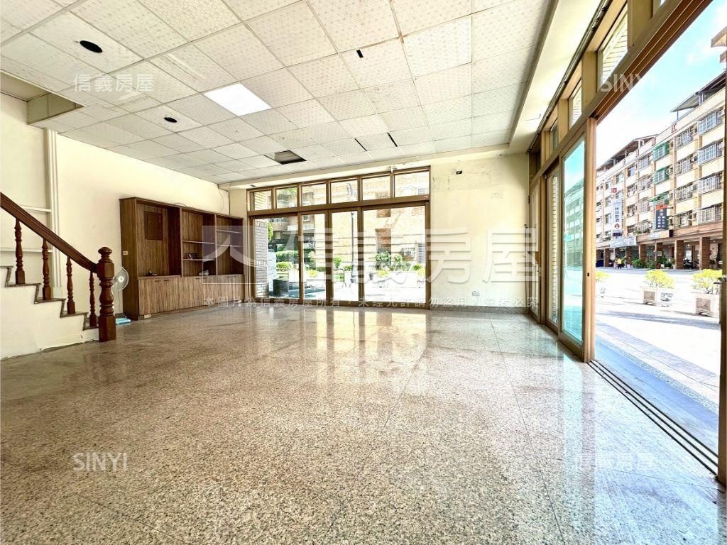 皇苑正路角窗大空間店面房屋室內格局與周邊環境