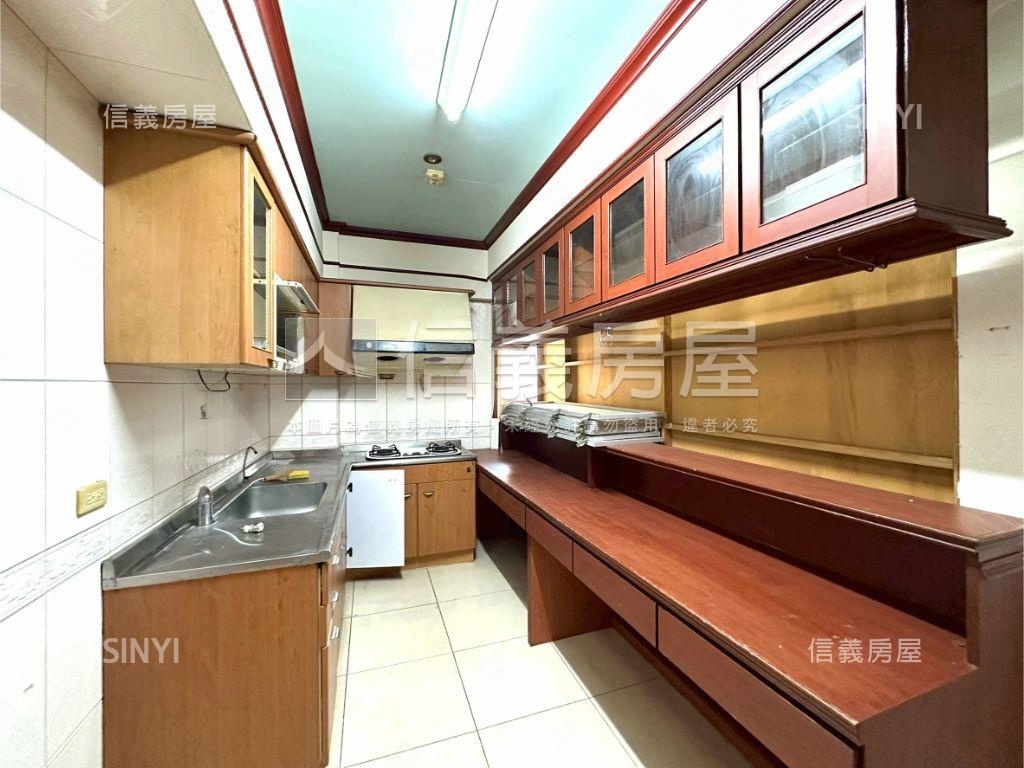 皇苑正路角窗大空間店面房屋室內格局與周邊環境