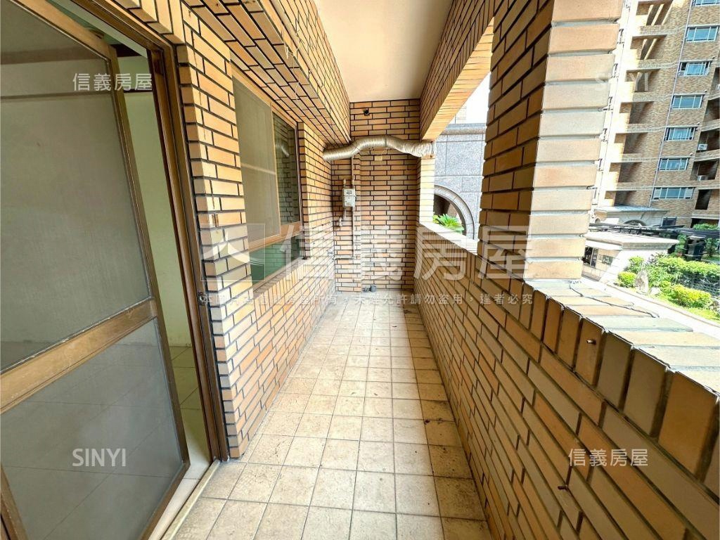 皇苑正路角窗大空間店面房屋室內格局與周邊環境