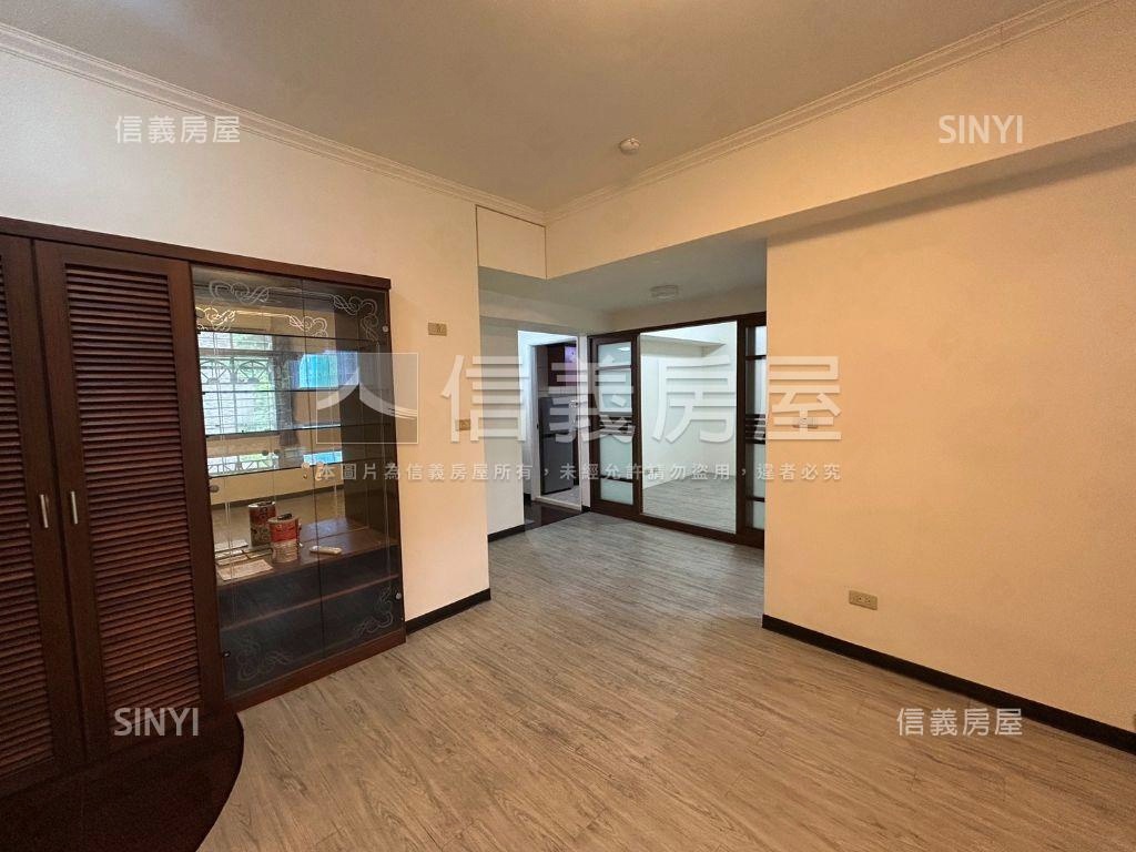 急售新店捷運屋美２房大樓房屋室內格局與周邊環境