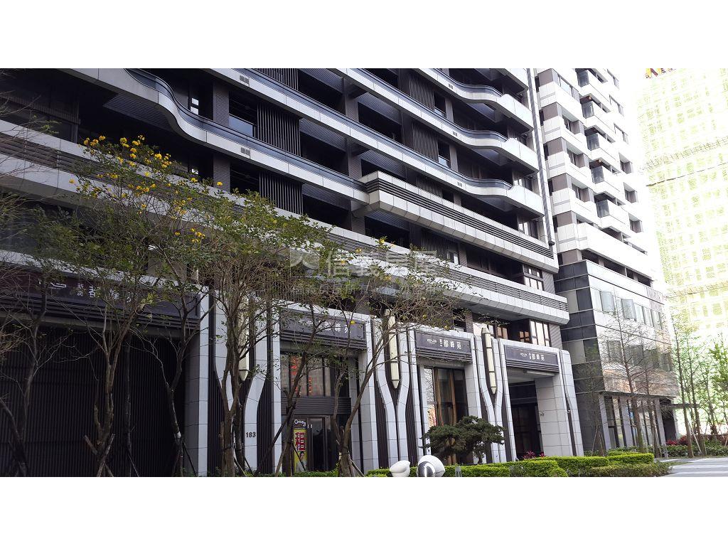 景觀住宅都峰苑大３房車位房屋室內格局與周邊環境