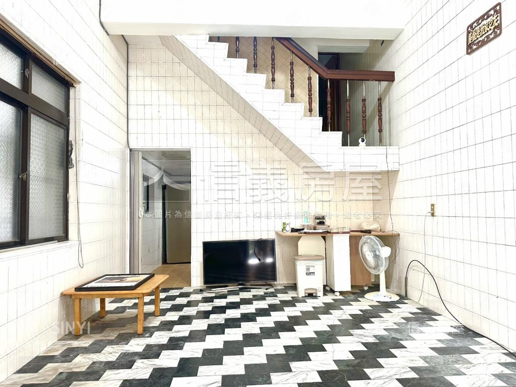 前鎮近捷運騎樓透天房屋室內格局與周邊環境