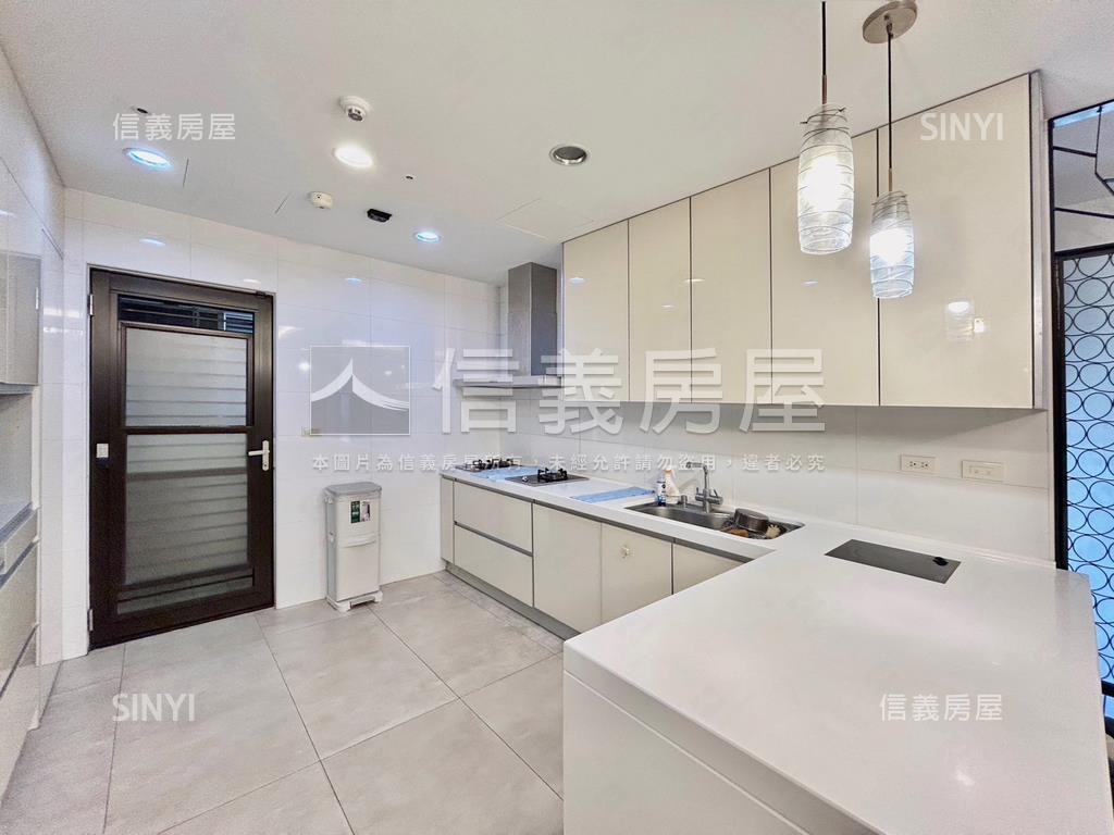 尊榮大器鴻磐豪邸四房車位房屋室內格局與周邊環境