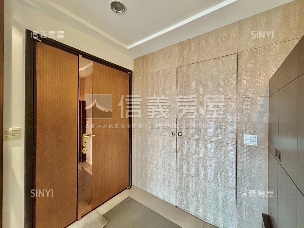 尊榮大器鴻磐豪邸四房車位房屋室內格局與周邊環境