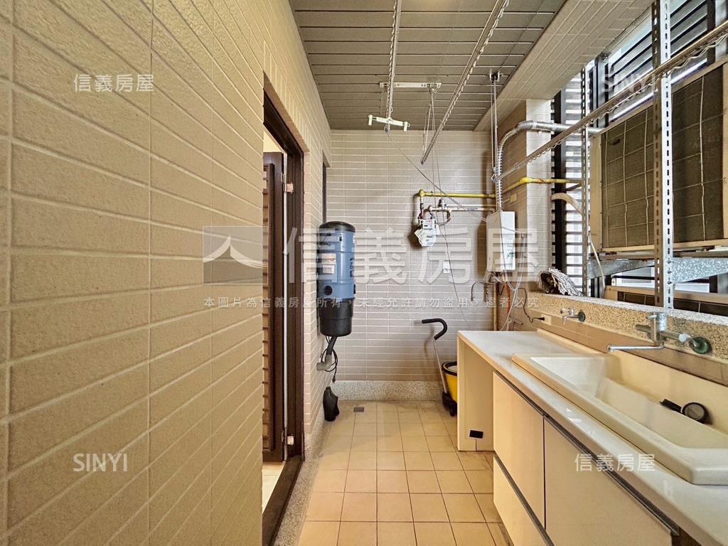 尊榮大器鴻磐豪邸四房車位房屋室內格局與周邊環境