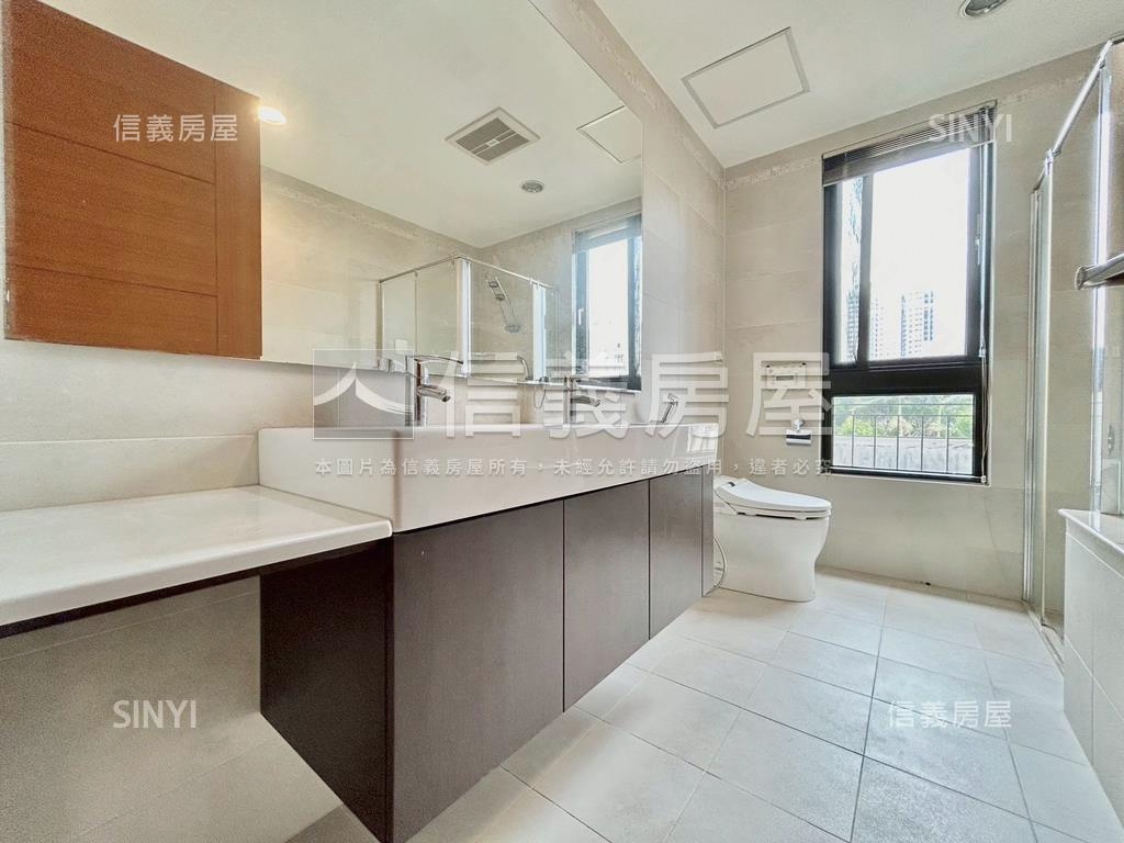 尊榮大器鴻磐豪邸四房車位房屋室內格局與周邊環境