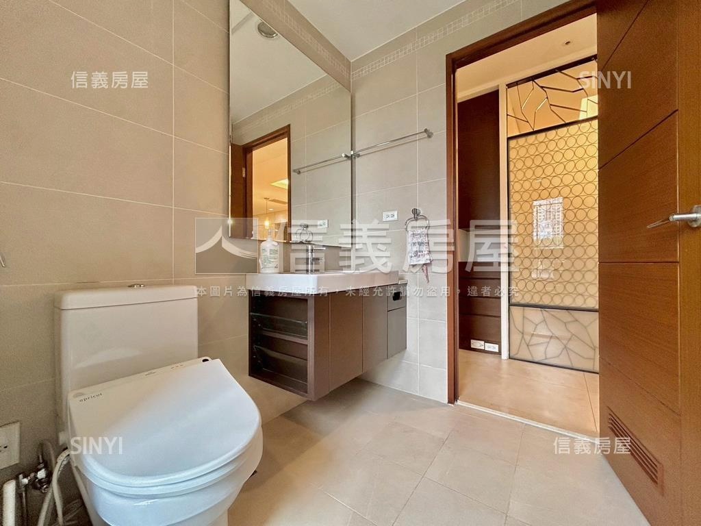 尊榮大器鴻磐豪邸四房車位房屋室內格局與周邊環境