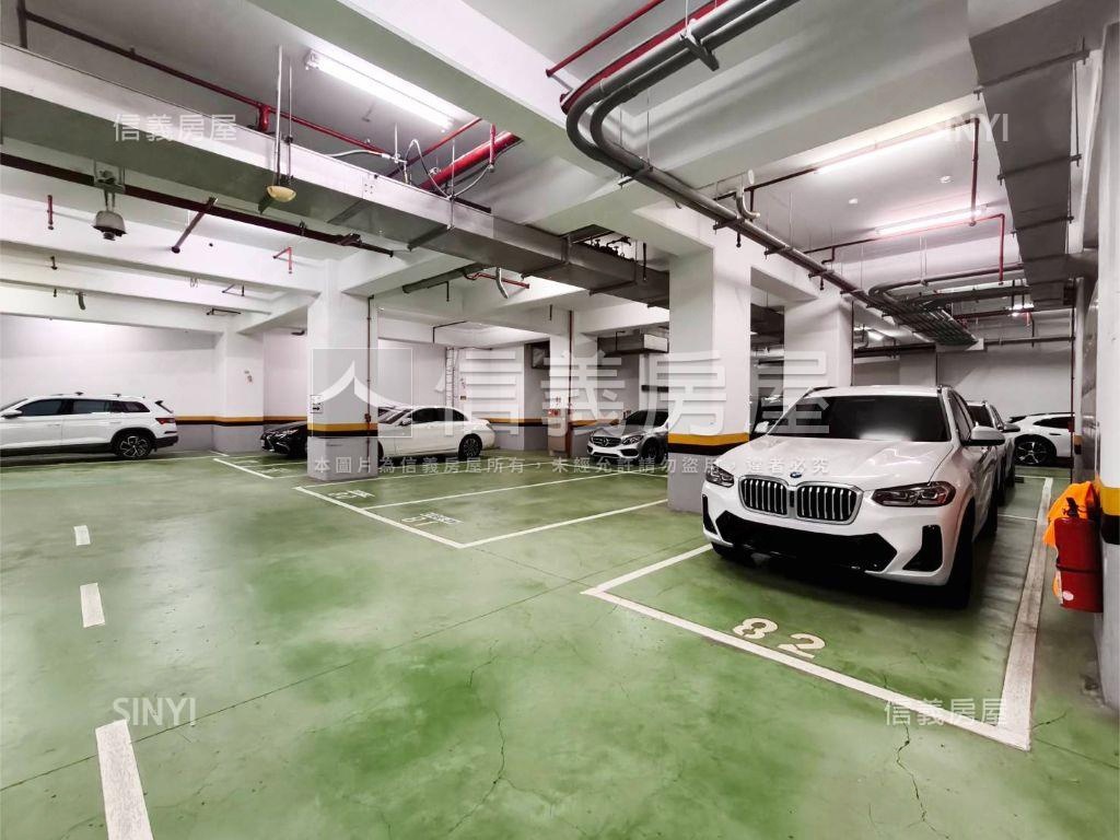 世界山莊四房車位房屋室內格局與周邊環境