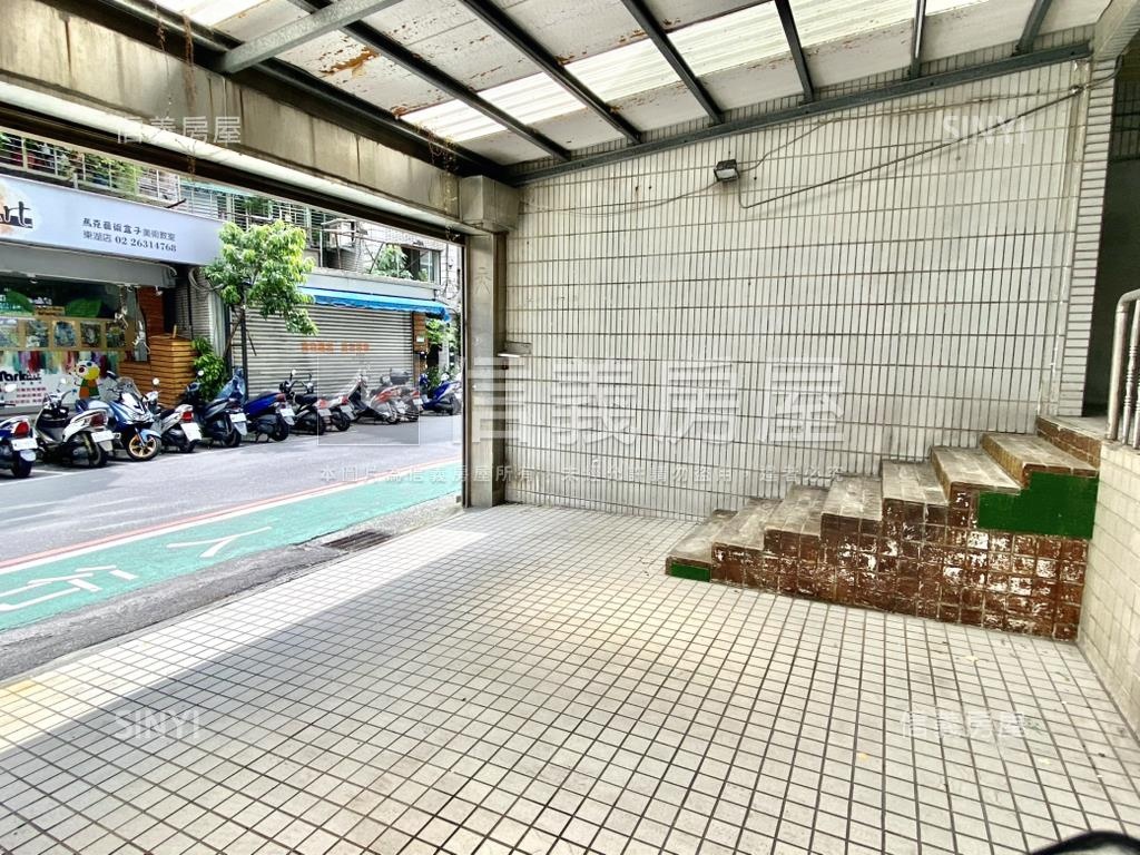 明湖邊間大空間金店面房屋室內格局與周邊環境