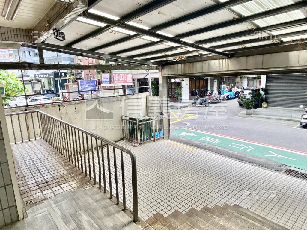 明湖邊間大空間金店面房屋室內格局與周邊環境