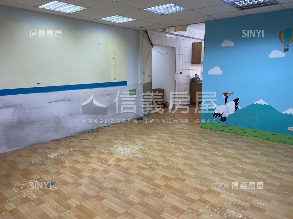 明湖邊間大空間金店面房屋室內格局與周邊環境