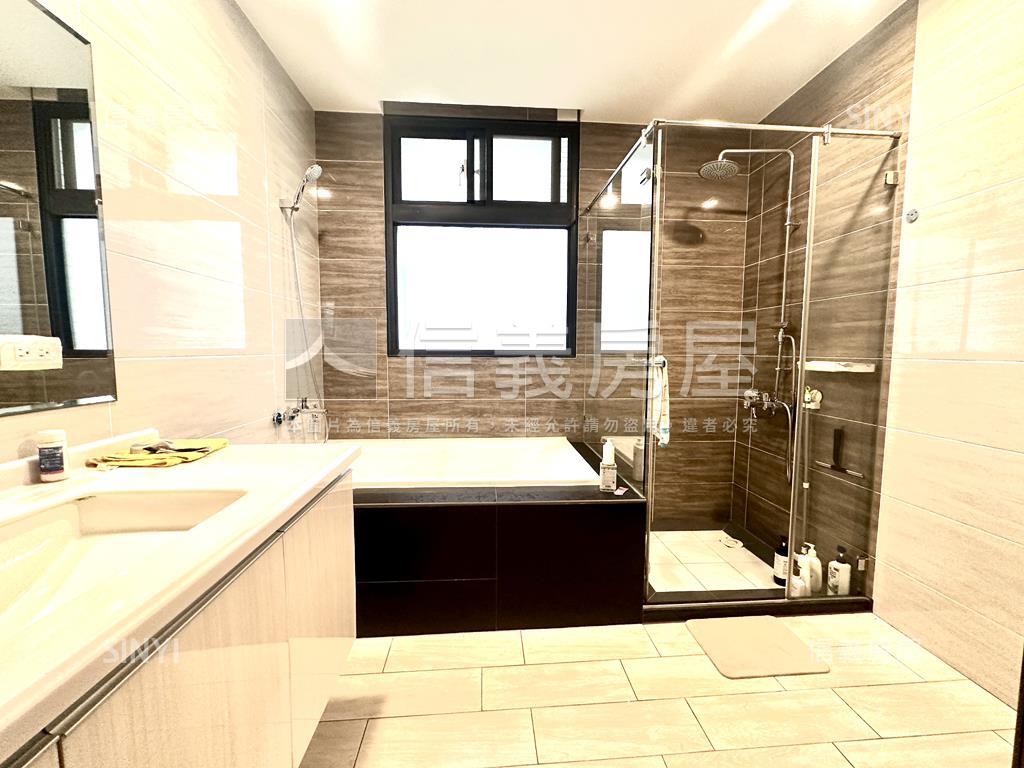 仁武輕屋齡精美車墅房屋室內格局與周邊環境