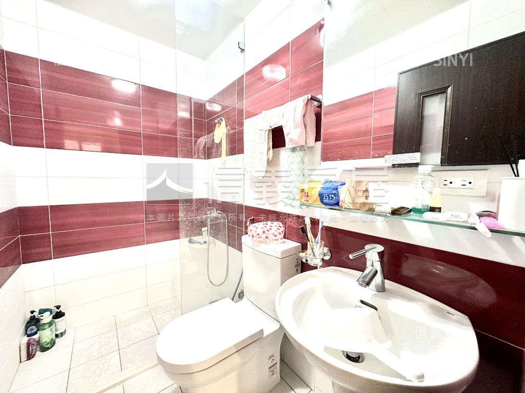 仁武輕屋齡精美車墅房屋室內格局與周邊環境