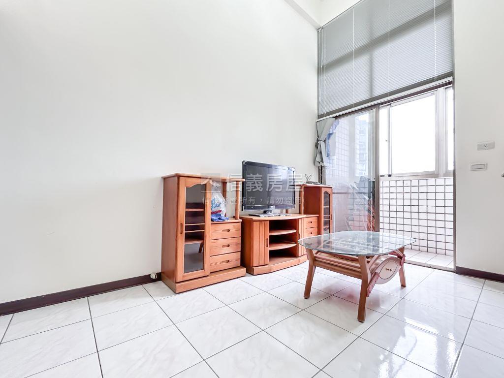 伯爵挑高綠景房房屋室內格局與周邊環境