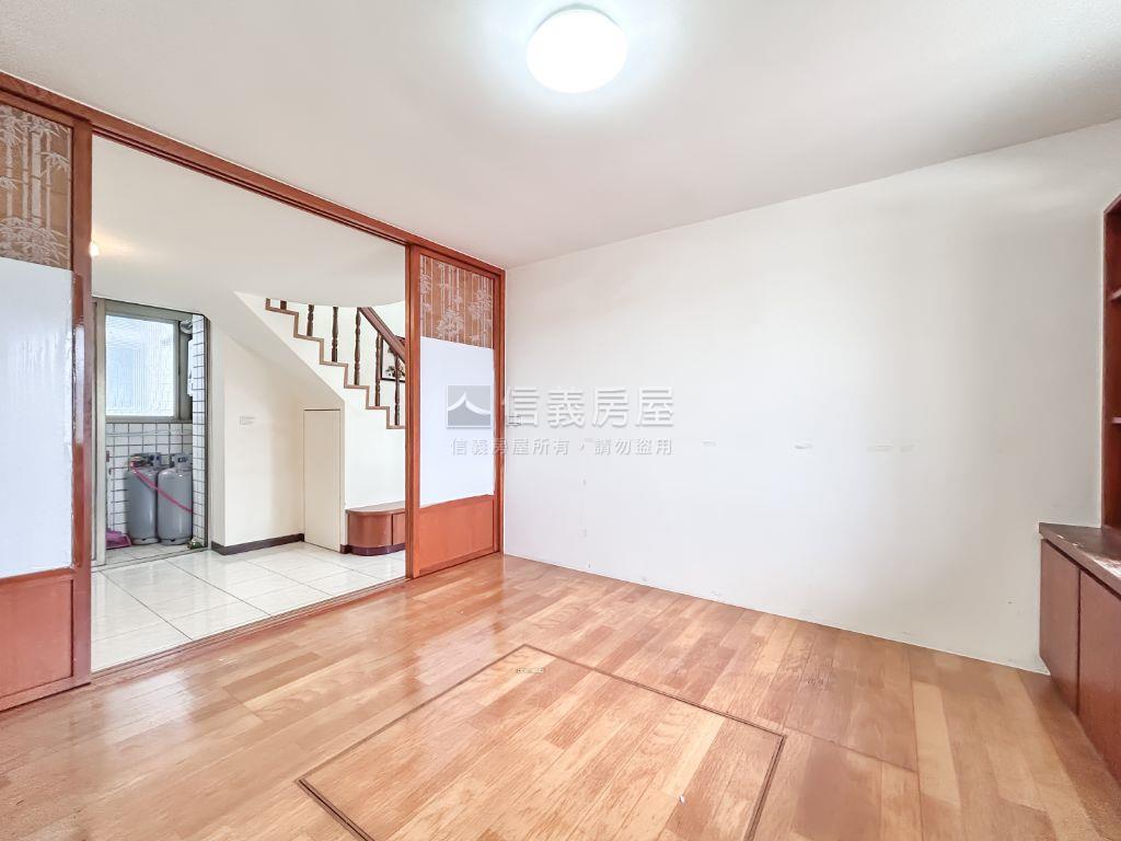 伯爵挑高綠景房房屋室內格局與周邊環境