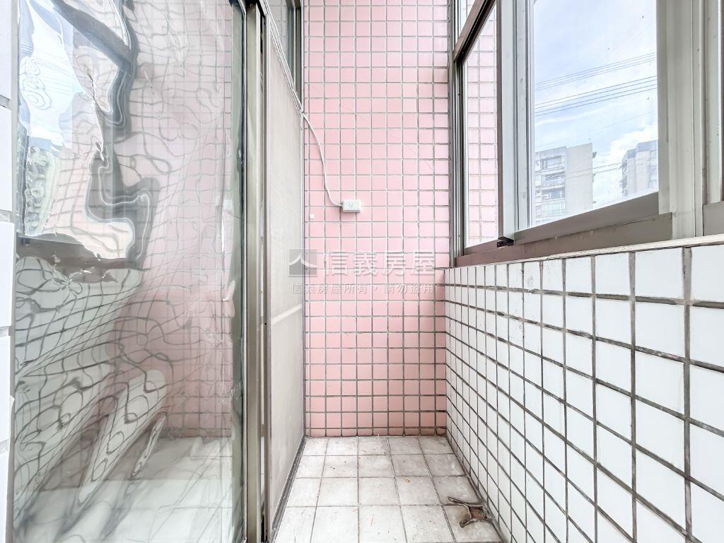 伯爵挑高綠景房房屋室內格局與周邊環境