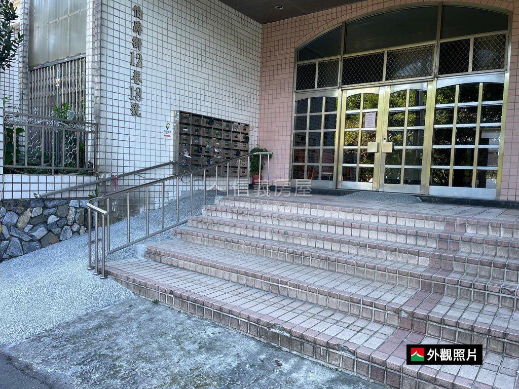 伯爵挑高綠景房房屋室內格局與周邊環境