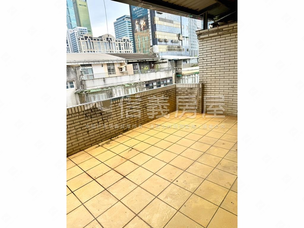 稀有市府捷運公寓頂加房屋室內格局與周邊環境