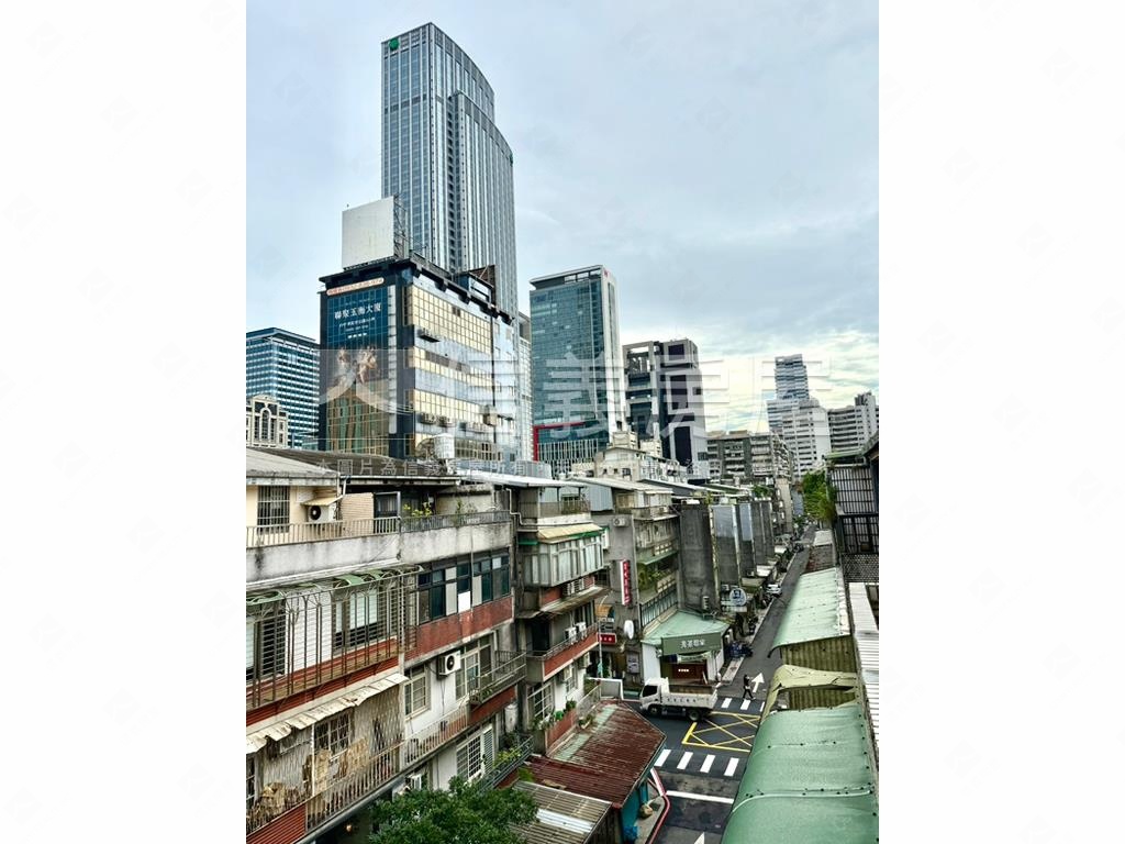 稀有市府捷運公寓頂加房屋室內格局與周邊環境