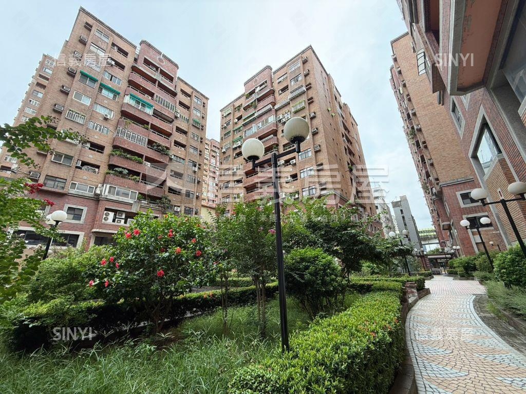 市政府商圈三房平面車位房屋室內格局與周邊環境