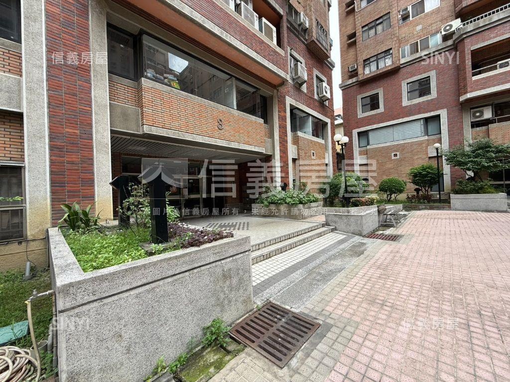 市政府商圈三房平面車位房屋室內格局與周邊環境