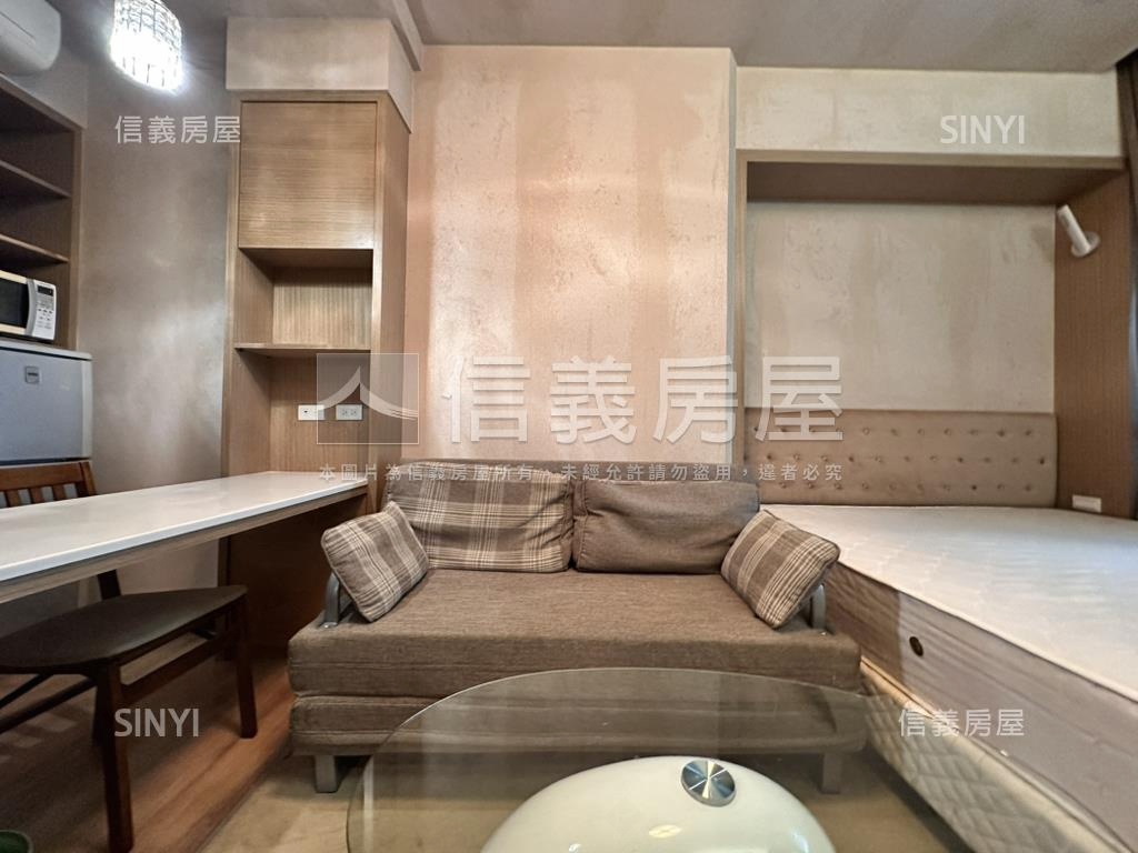 新川普。中庭居所房屋室內格局與周邊環境