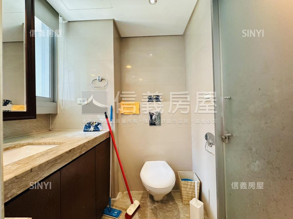 新川普。中庭居所房屋室內格局與周邊環境