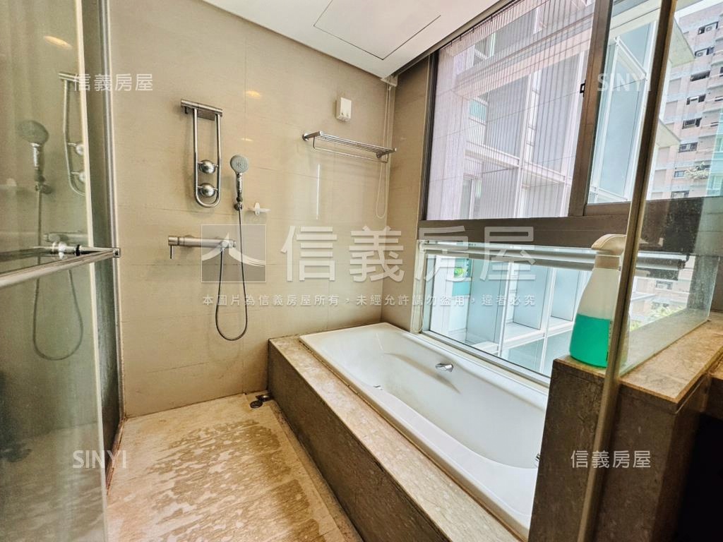 新川普。中庭居所房屋室內格局與周邊環境