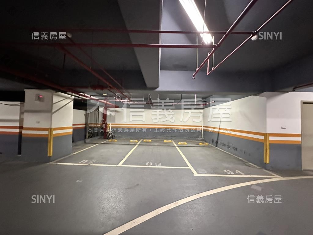 新川普。中庭居所房屋室內格局與周邊環境