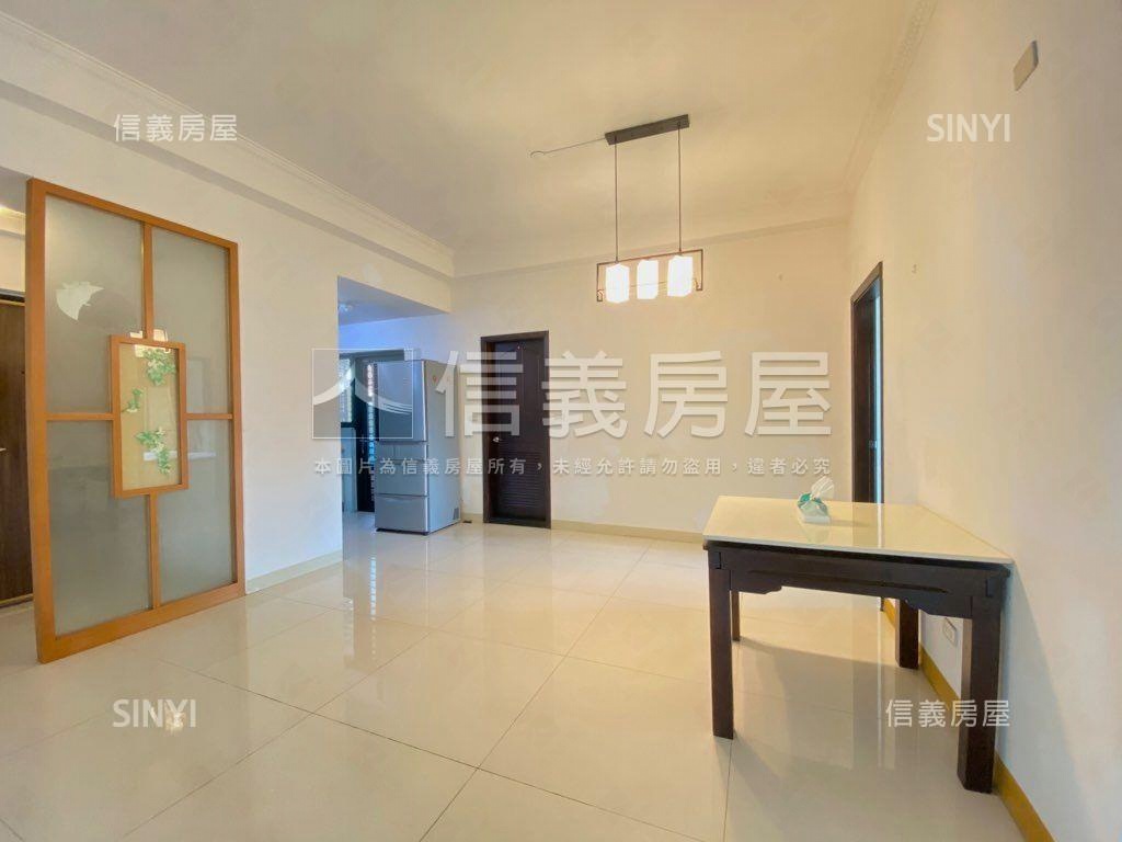 專任公園景觀大三房車位房屋室內格局與周邊環境