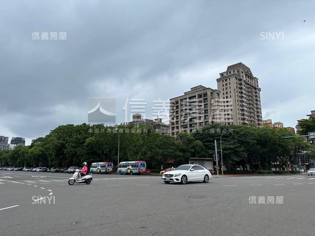 專任京御苑Ａ棟誠心出售房屋室內格局與周邊環境