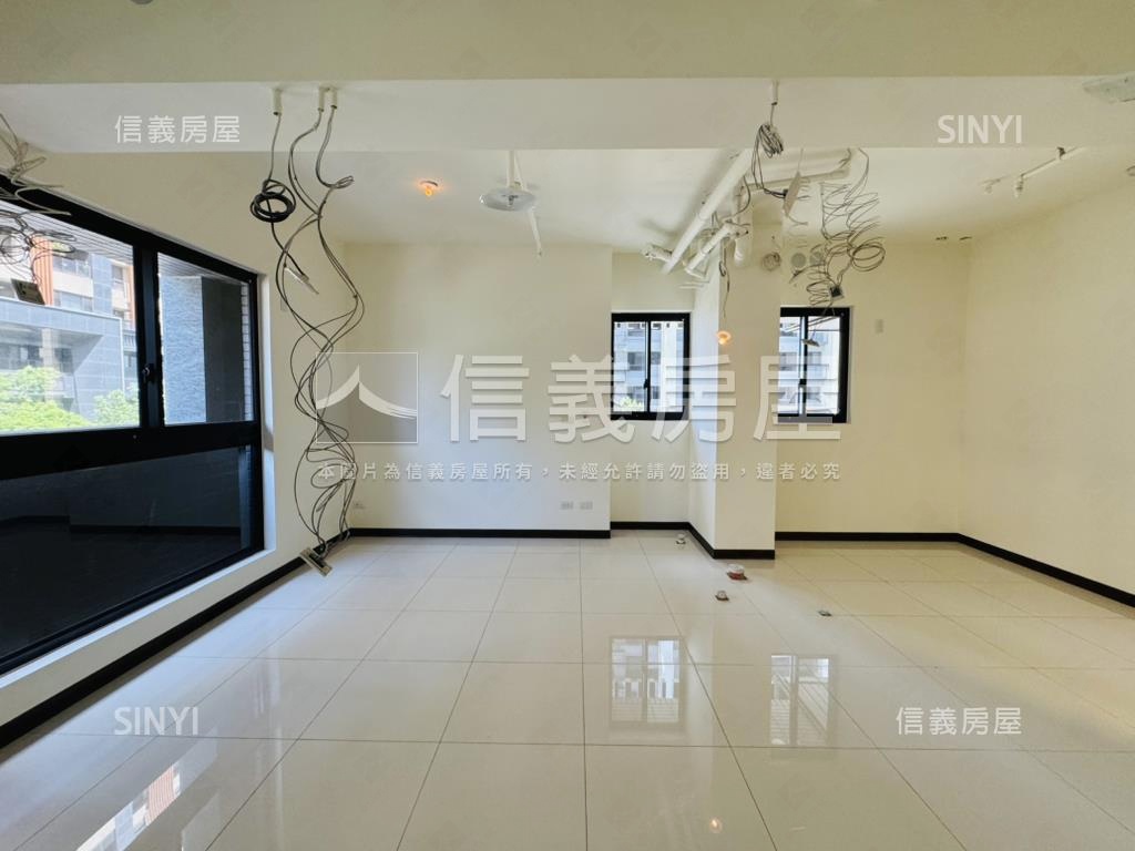 近高鐵Ｗ站前大露臺商辦房屋室內格局與周邊環境