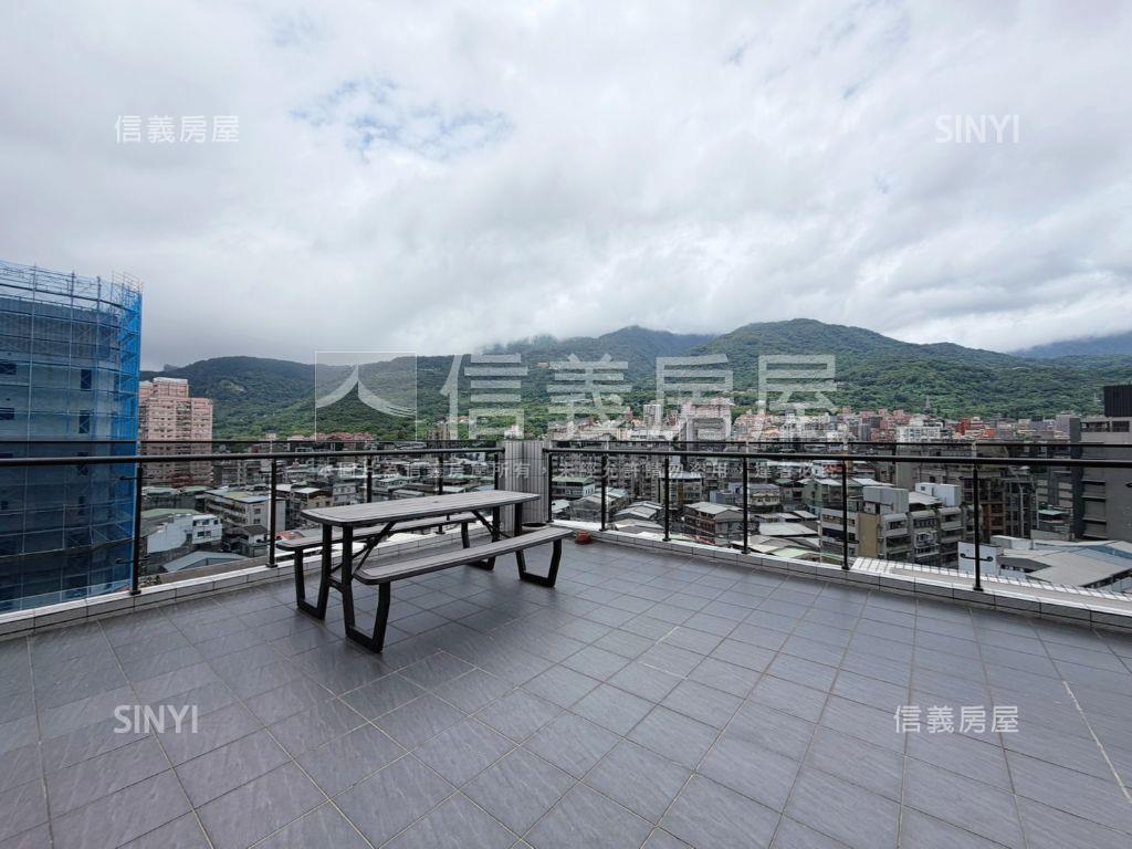 公園大院超大露臺景觀宅房屋室內格局與周邊環境