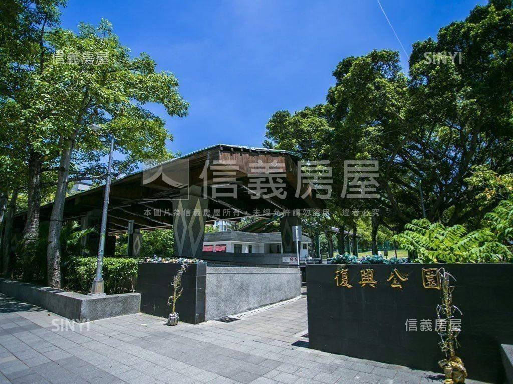 公園大院超大露臺景觀宅房屋室內格局與周邊環境