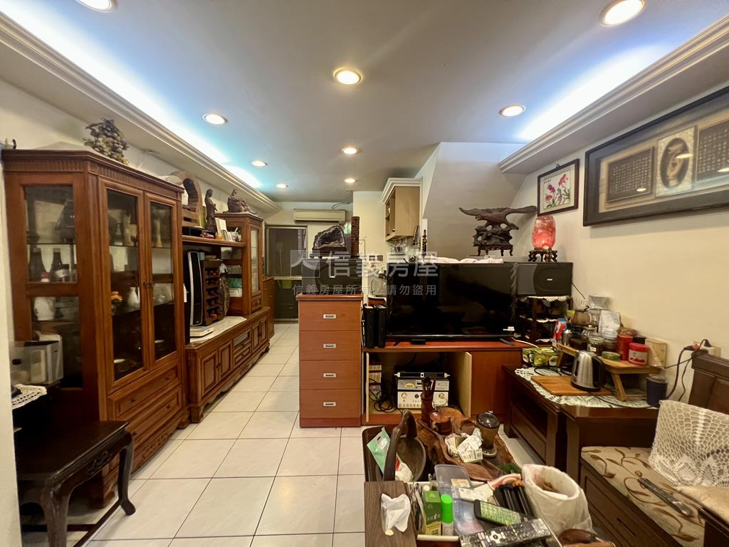 小港稀有正路質感樓店房屋室內格局與周邊環境
