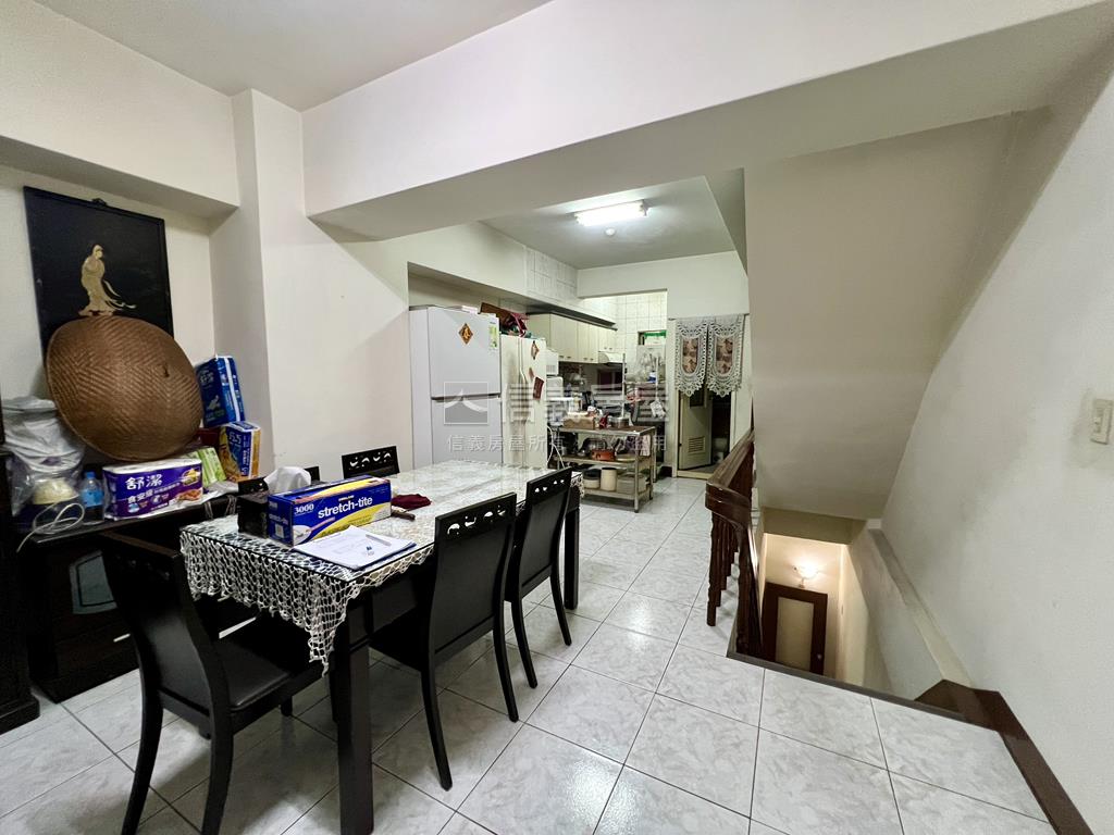 小港稀有正路質感樓店房屋室內格局與周邊環境