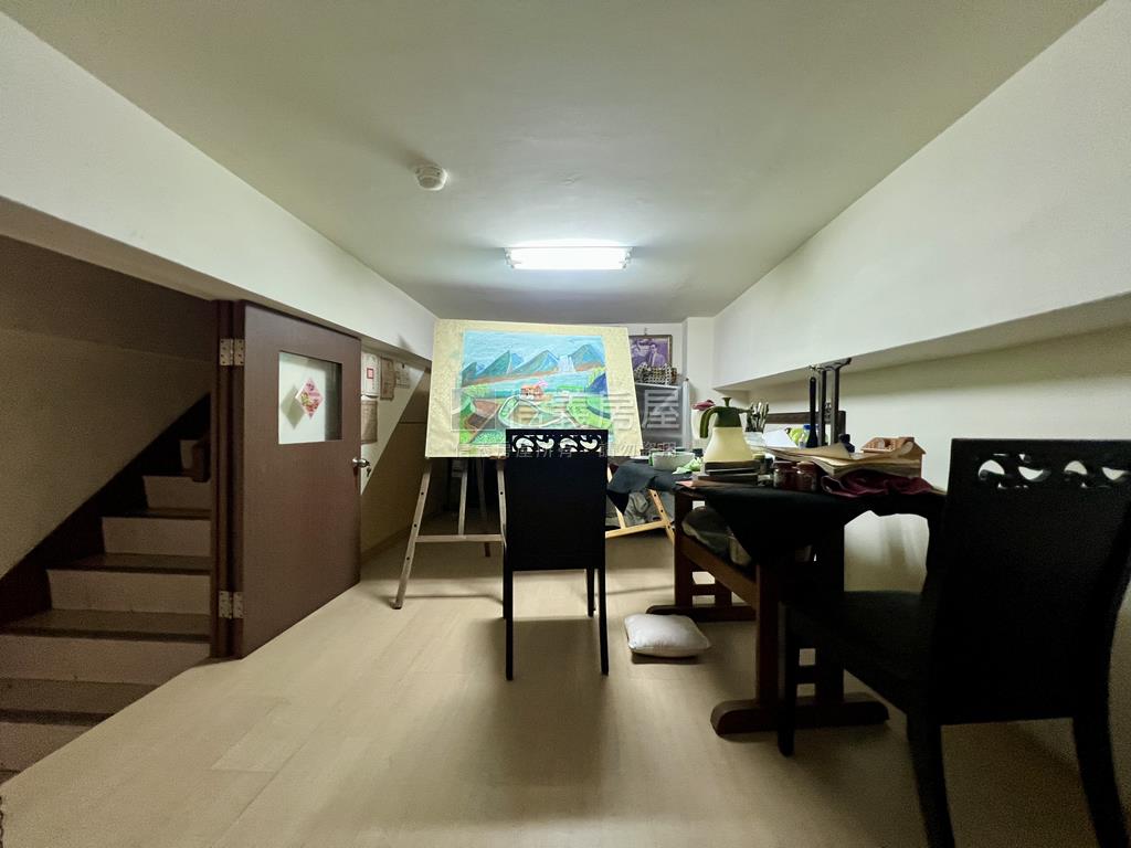 小港稀有正路質感樓店房屋室內格局與周邊環境