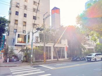 逢甲黎明路角間透店