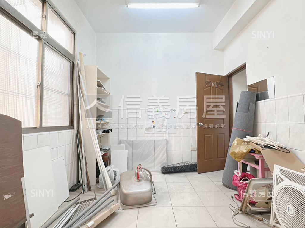 仁武１６米路ＲＣ四樓透天房屋室內格局與周邊環境