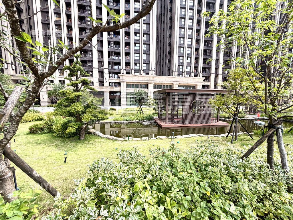 近捷運公園三房單獨車位房屋室內格局與周邊環境