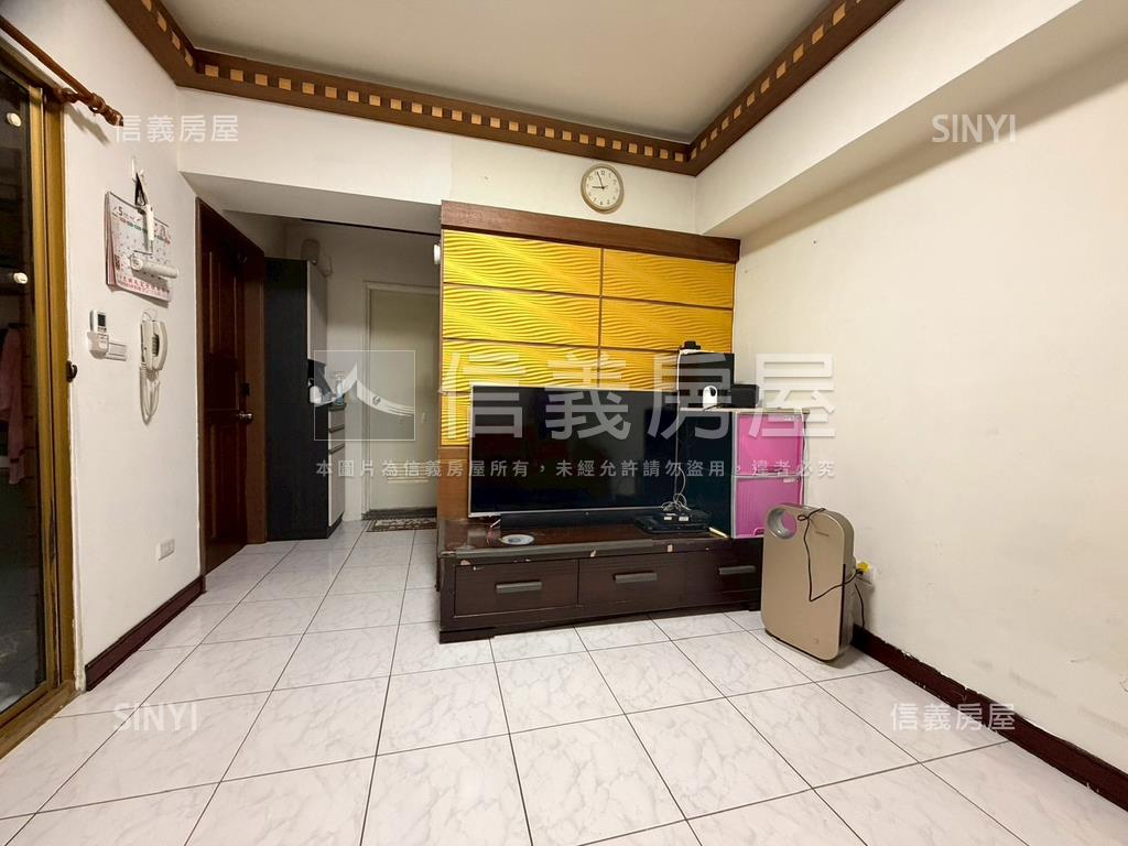 青海家樂福稀有一房一廳房屋室內格局與周邊環境