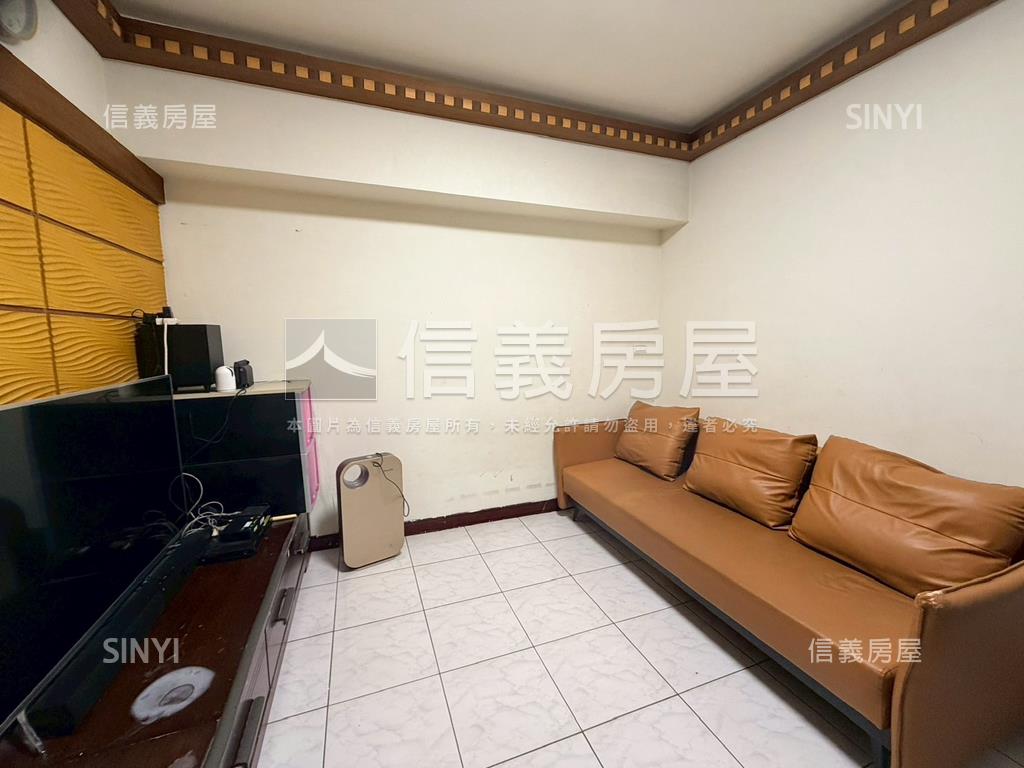 青海家樂福稀有一房一廳房屋室內格局與周邊環境