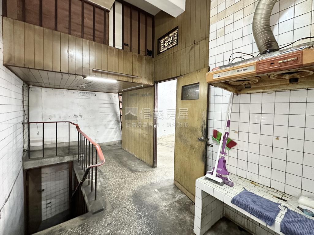 正仁愛路轉角寬店面房屋室內格局與周邊環境