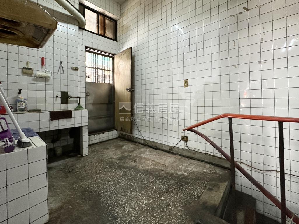 正仁愛路轉角寬店面房屋室內格局與周邊環境