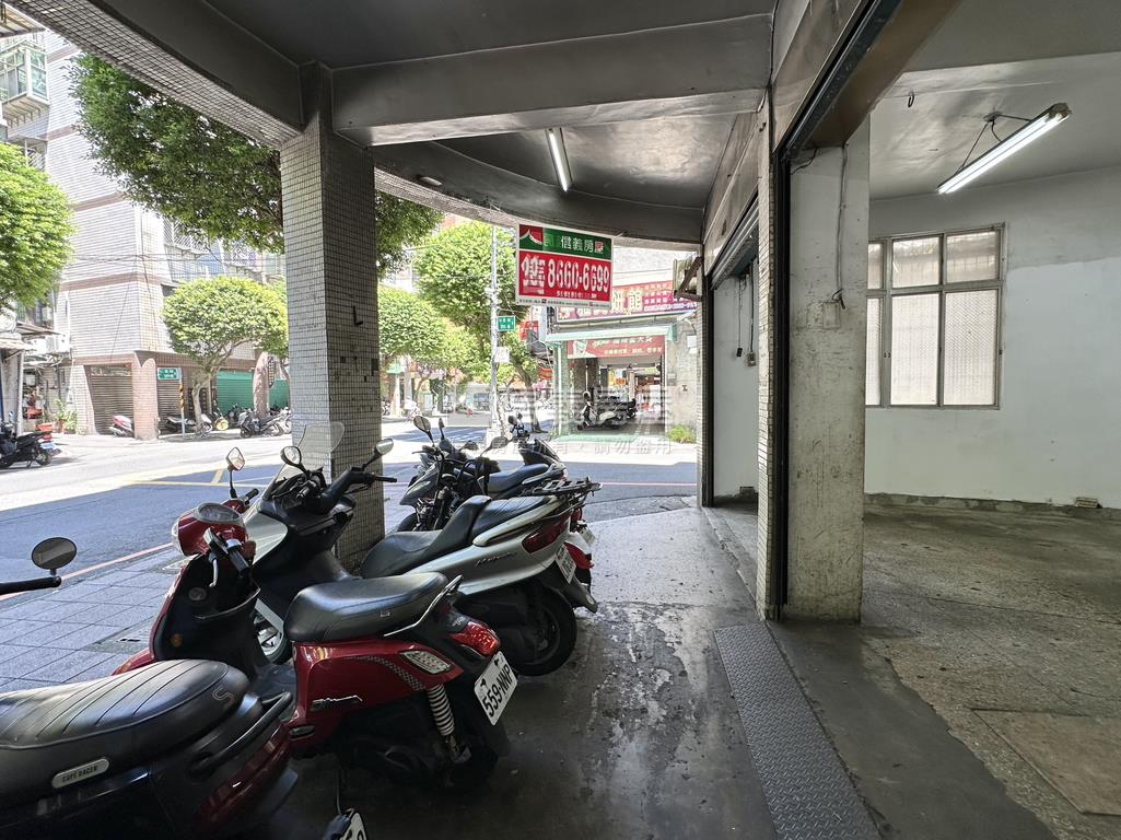 正仁愛路轉角寬店面房屋室內格局與周邊環境