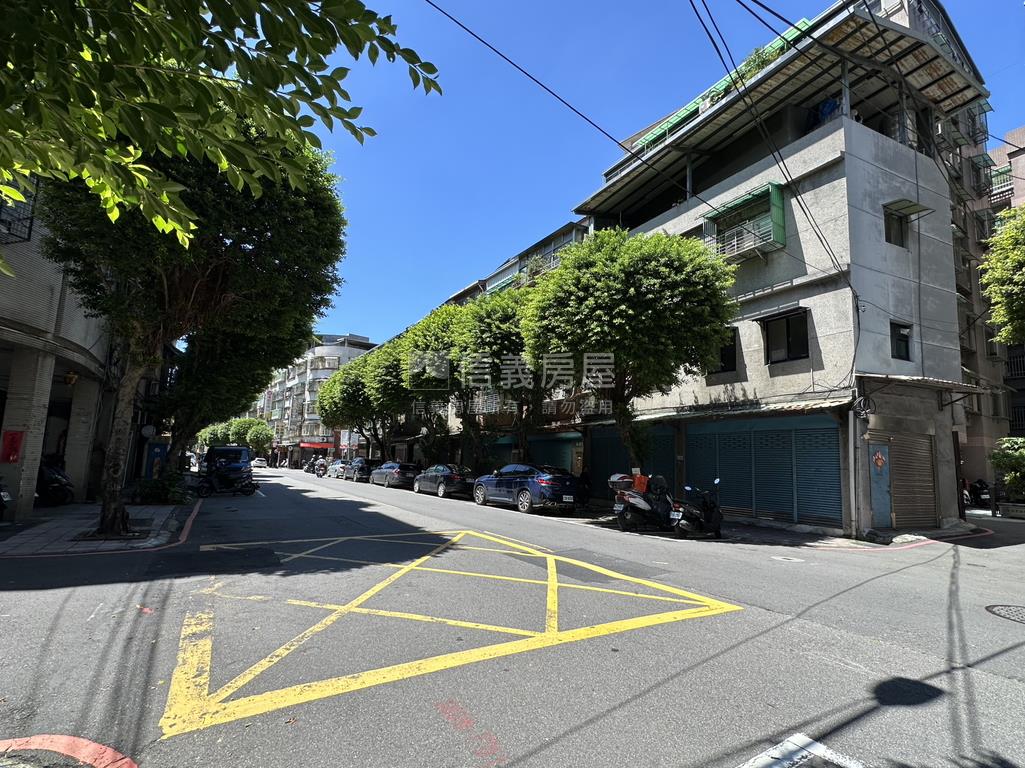 正仁愛路轉角寬店面房屋室內格局與周邊環境