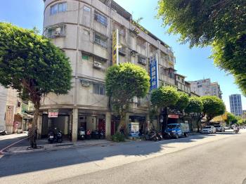 正仁愛路轉角寬店面