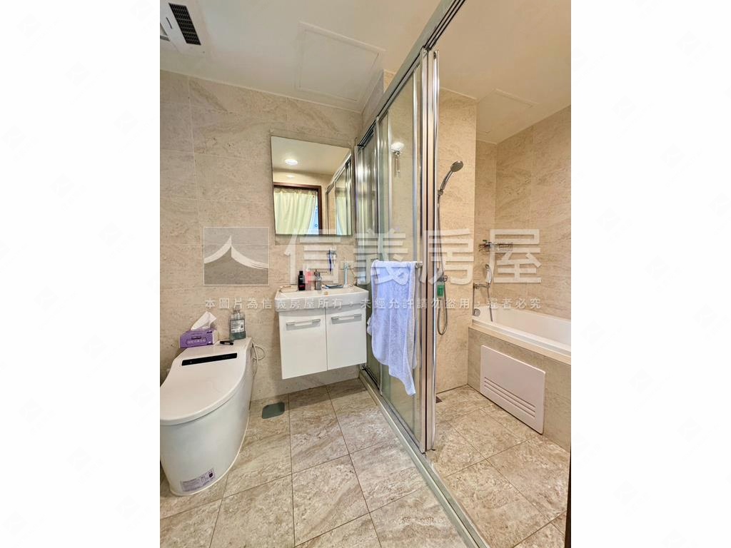 夢幻誠三房平車位看這間房屋室內格局與周邊環境