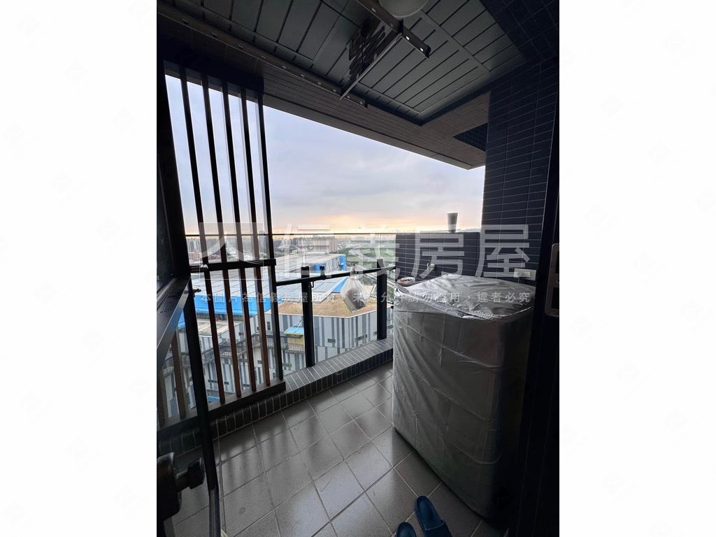 夢幻誠三房平車位看這間房屋室內格局與周邊環境