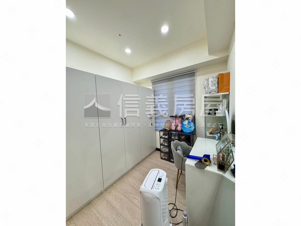 夢幻誠三房平車位看這間房屋室內格局與周邊環境